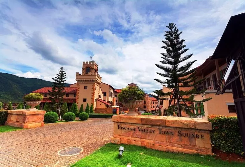 Hotel Toscana Town Square Suites