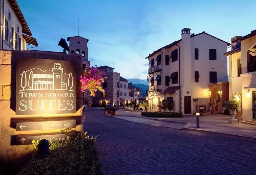 Hotel Toscana Town Square Suites