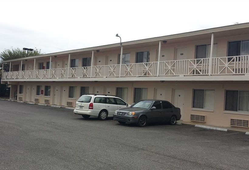 모텔 Airport Motor Inn Lounge/package Store