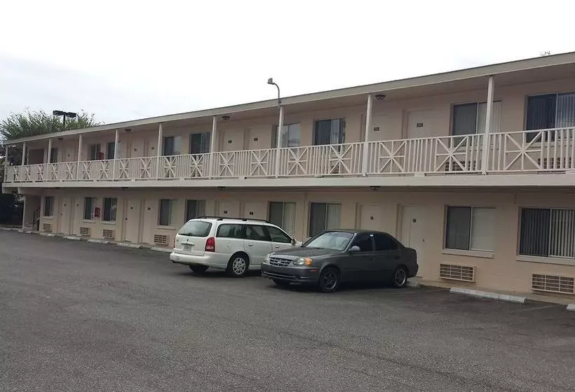 모텔 Airport Motor Inn Lounge/package Store