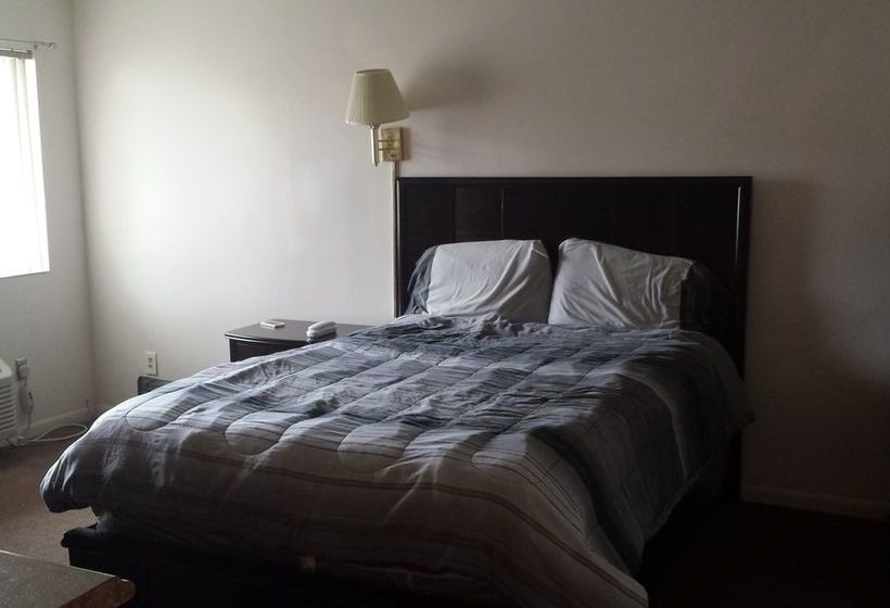 모텔 Airport Motor Inn Lounge/package Store