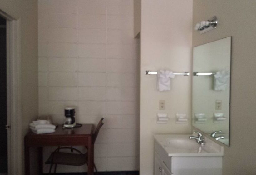 모텔 Airport Motor Inn Lounge/package Store