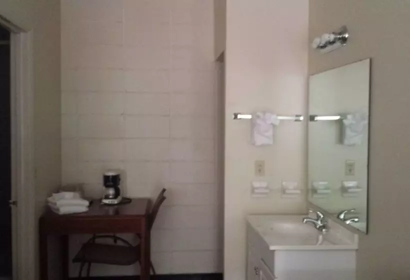 모텔 Airport Motor Inn Lounge/package Store