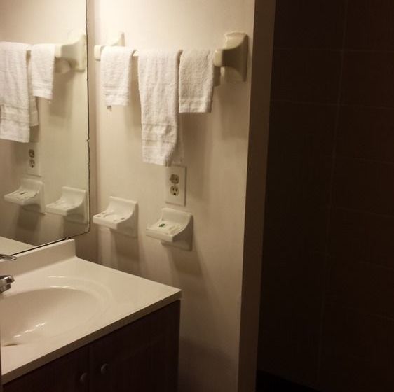 모텔 Airport Motor Inn Lounge/package Store