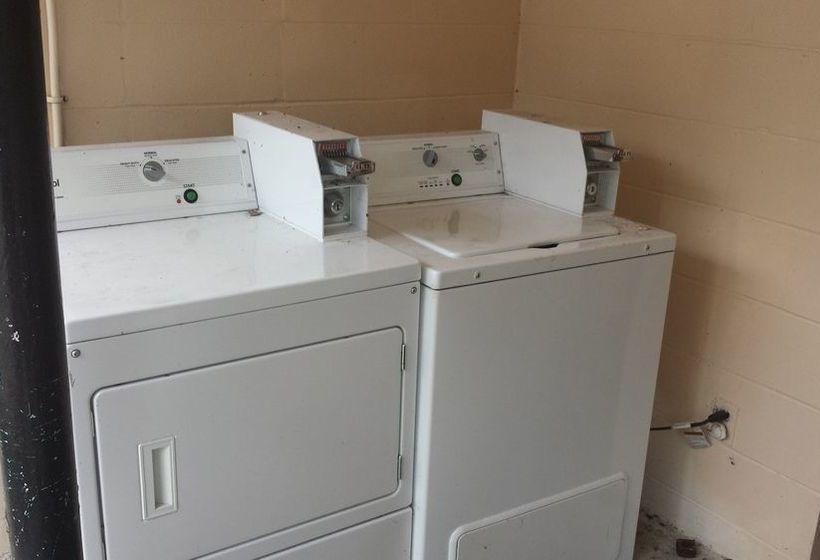 모텔 Airport Motor Inn Lounge/package Store