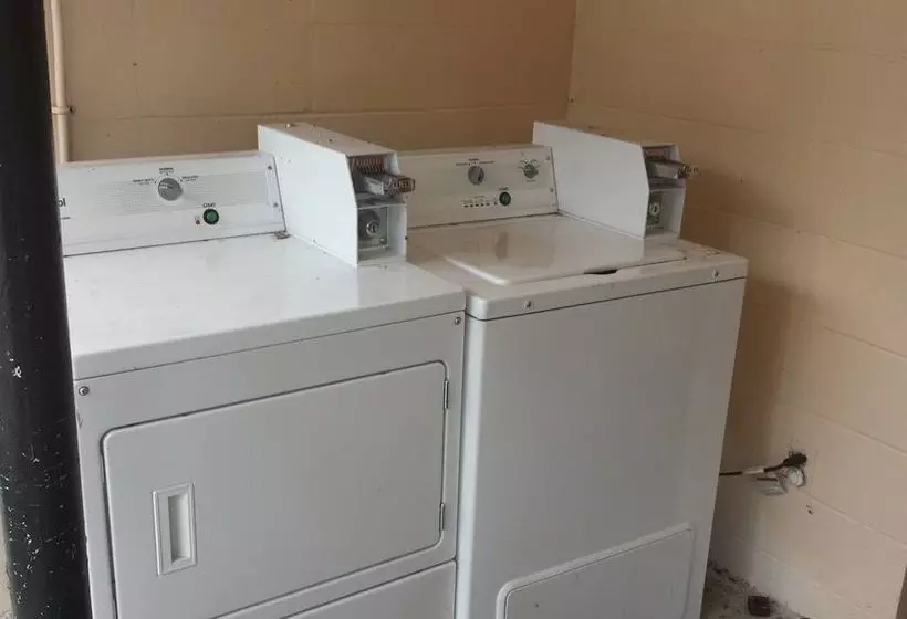 모텔 Airport Motor Inn Lounge/package Store