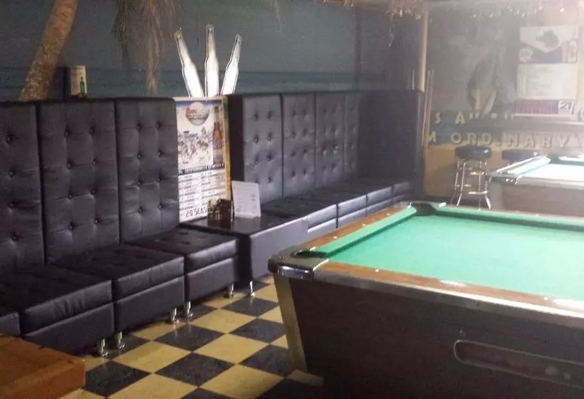 모텔 Airport Motor Inn Lounge/package Store