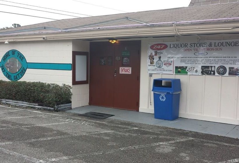 모텔 Airport Motor Inn Lounge/package Store