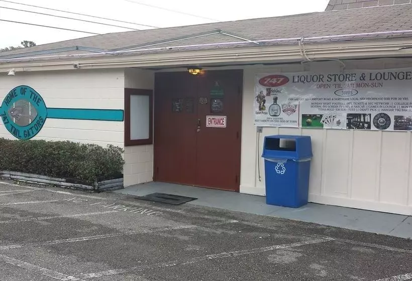 모텔 Airport Motor Inn Lounge/package Store