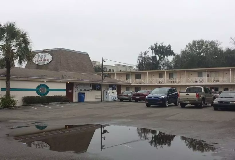 모텔 Airport Motor Inn Lounge/package Store