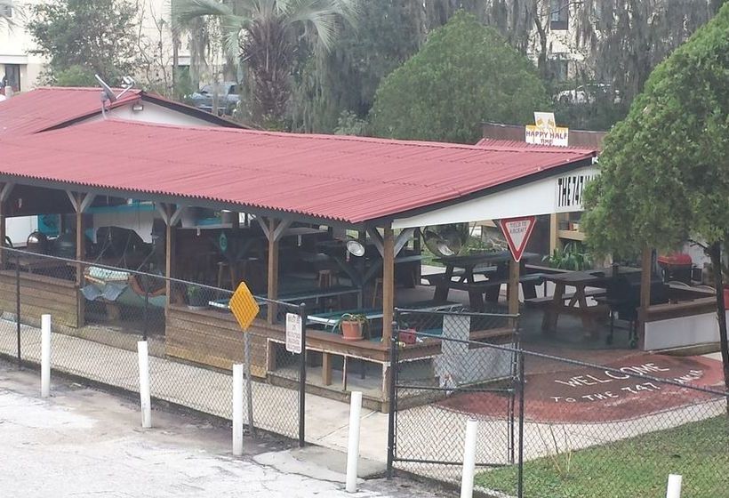 모텔 Airport Motor Inn Lounge/package Store