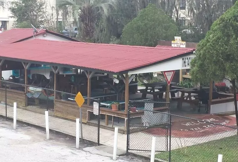 모텔 Airport Motor Inn Lounge/package Store