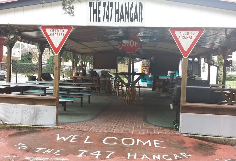 모텔 Airport Motor Inn Lounge/package Store