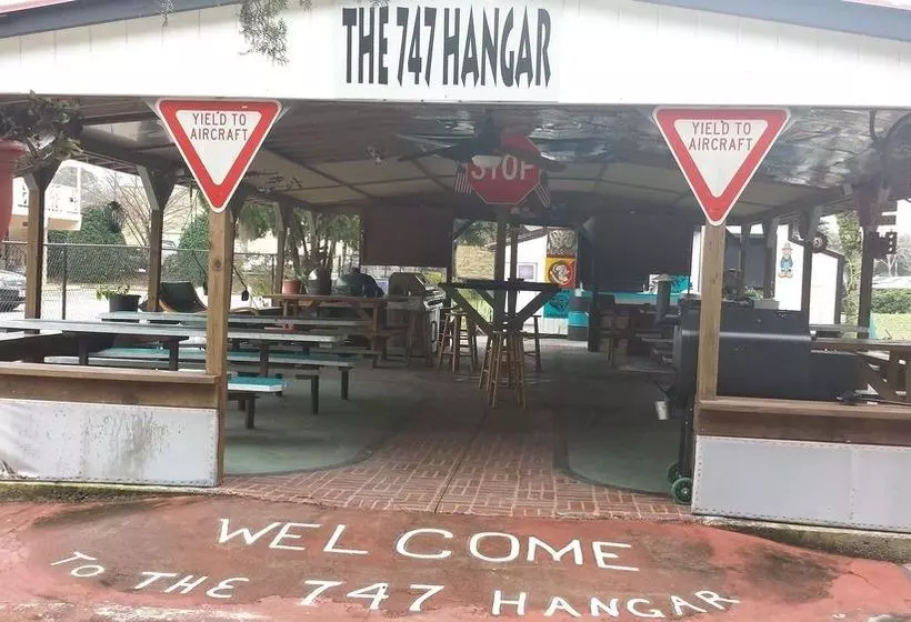 모텔 Airport Motor Inn Lounge/package Store