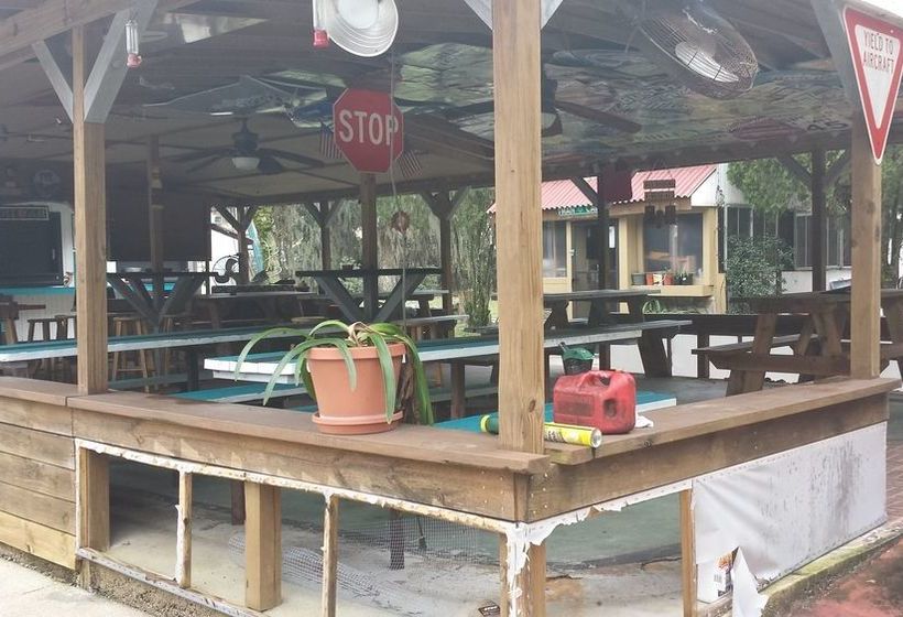 모텔 Airport Motor Inn Lounge/package Store