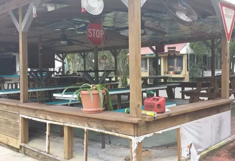 모텔 Airport Motor Inn Lounge/package Store