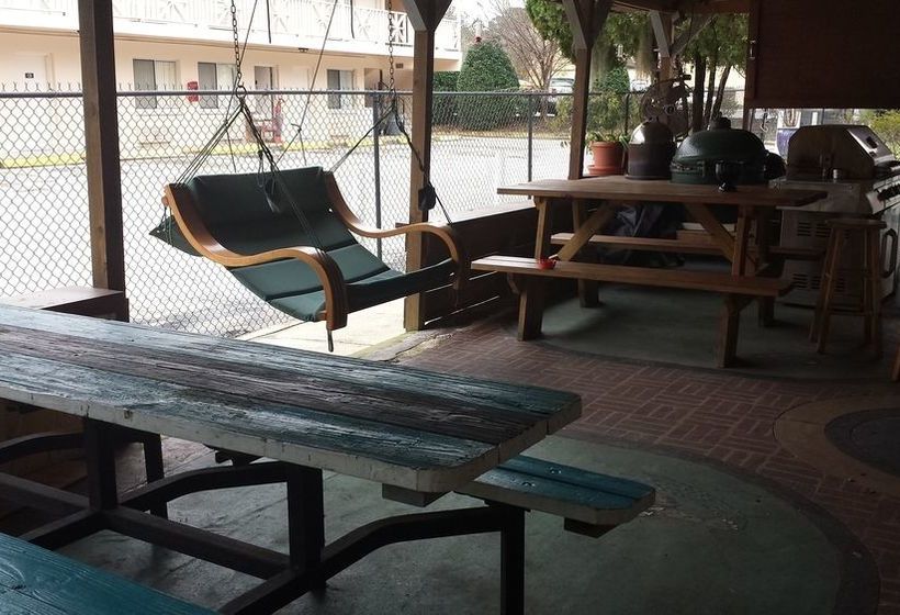 모텔 Airport Motor Inn Lounge/package Store