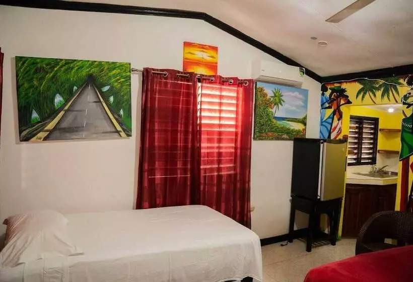 پانسیون Roots Bamboo Beach Resort