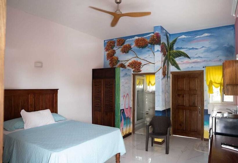 پانسیون Roots Bamboo Beach Resort