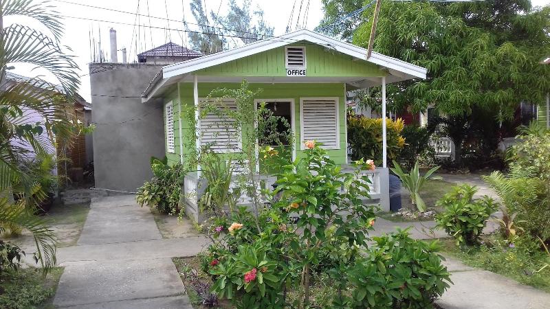 پانسیون Roots Bamboo Beach Resort