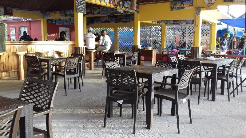 پانسیون Roots Bamboo Beach Resort