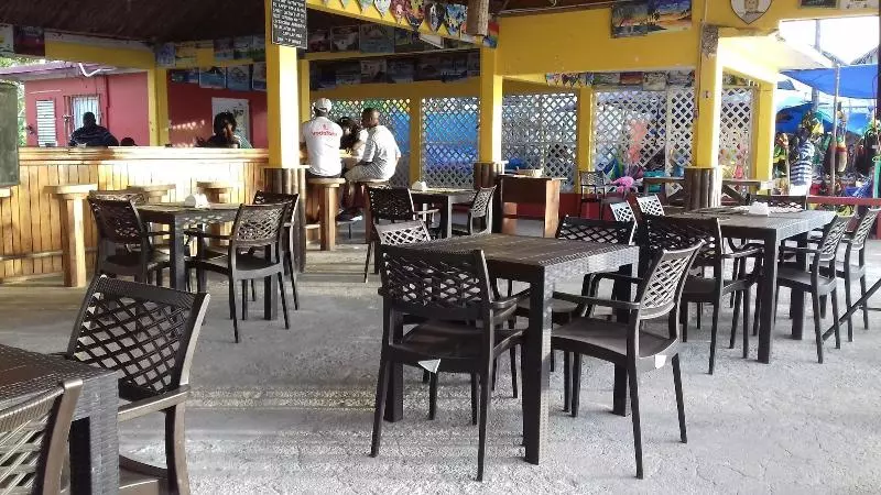 پانسیون Roots Bamboo Beach Resort