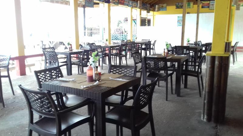 پانسیون Roots Bamboo Beach Resort