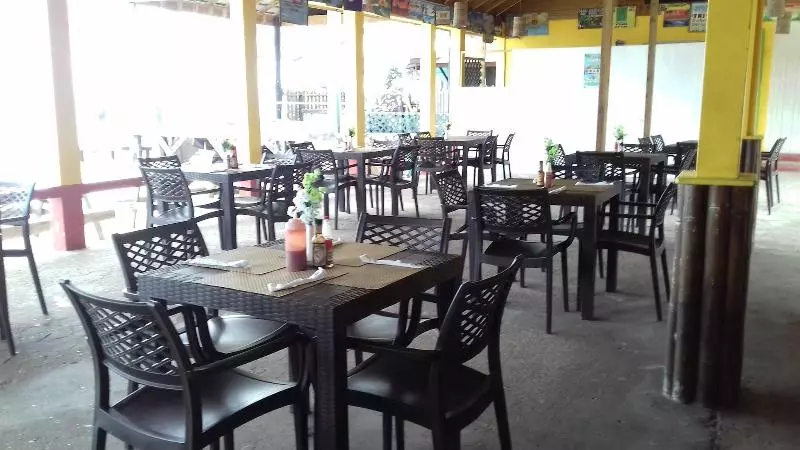 پانسیون Roots Bamboo Beach Resort