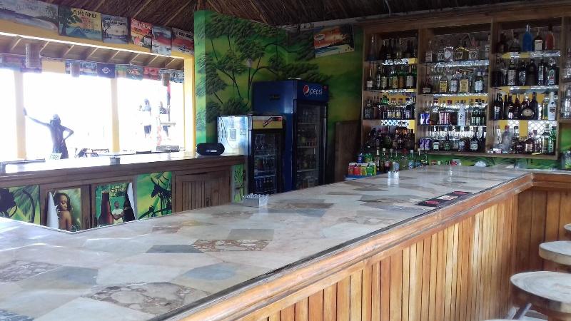 پانسیون Roots Bamboo Beach Resort