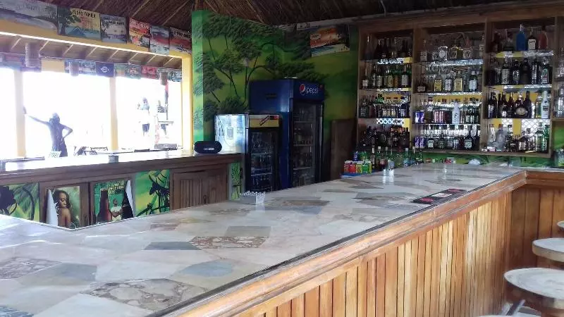 پانسیون Roots Bamboo Beach Resort