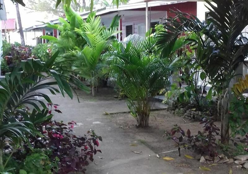 پانسیون Roots Bamboo Beach Resort