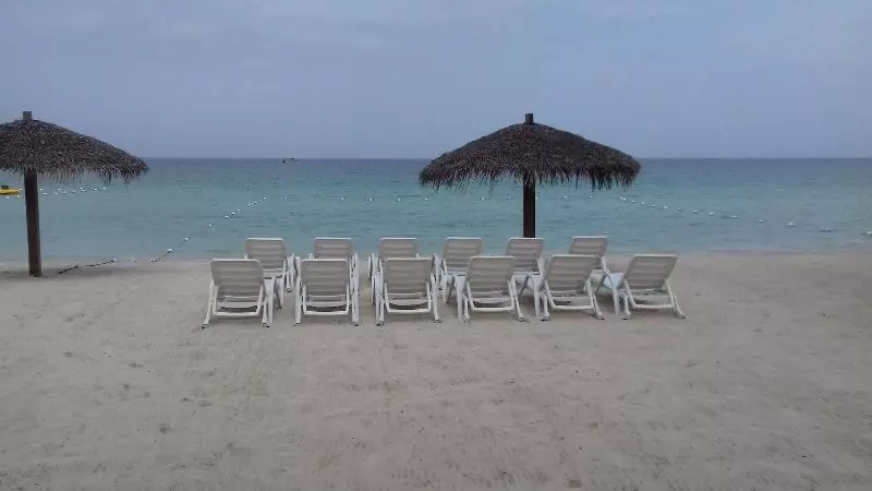 پانسیون Roots Bamboo Beach Resort