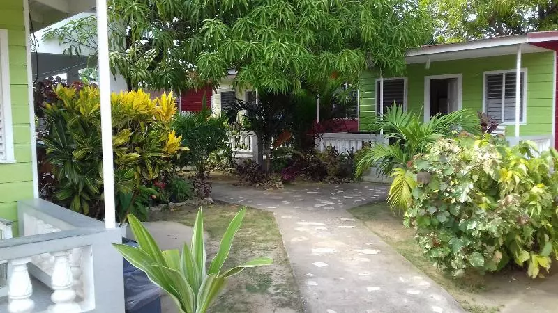 پانسیون Roots Bamboo Beach Resort