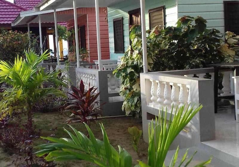 پانسیون Roots Bamboo Beach Resort