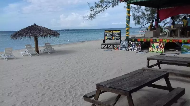 پانسیون Roots Bamboo Beach Resort