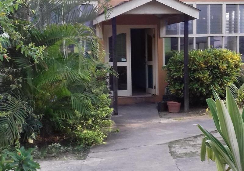 پانسیون Roots Bamboo Beach Resort