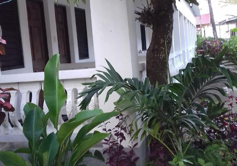 پانسیون Roots Bamboo Beach Resort