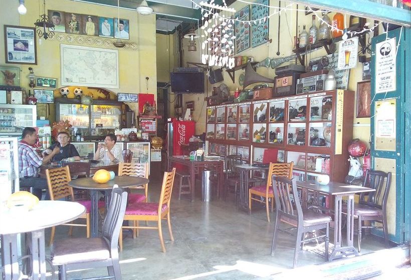 Alberg Discovery Cafe And Guesthouse