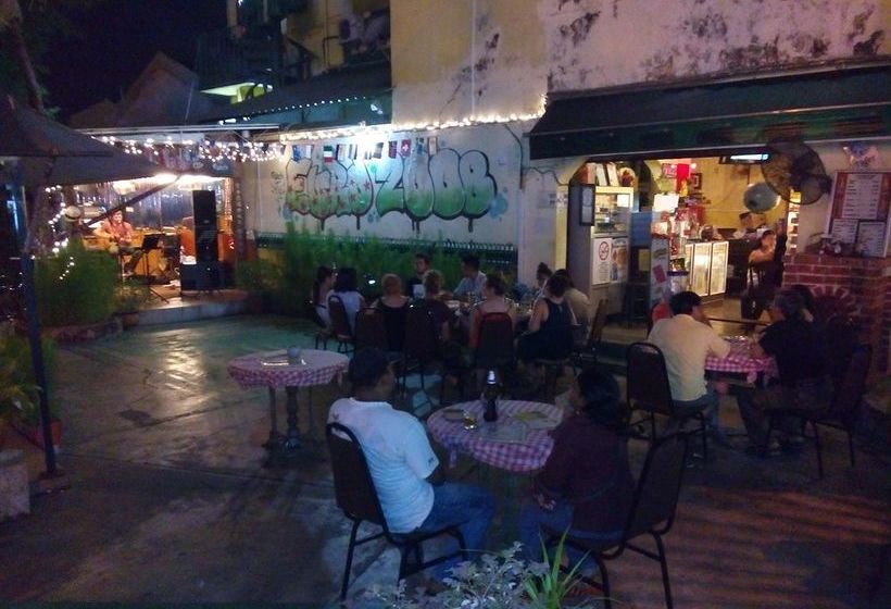 Alberg Discovery Cafe And Guesthouse