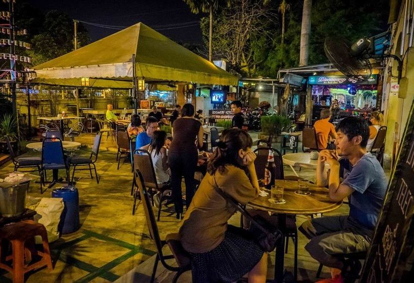 Alberg Discovery Cafe And Guesthouse