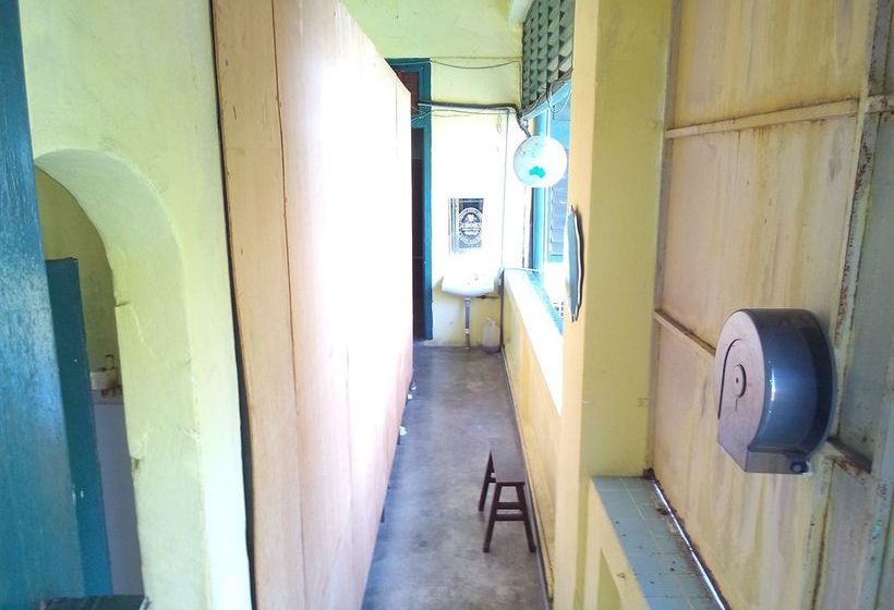 Alberg Discovery Cafe And Guesthouse