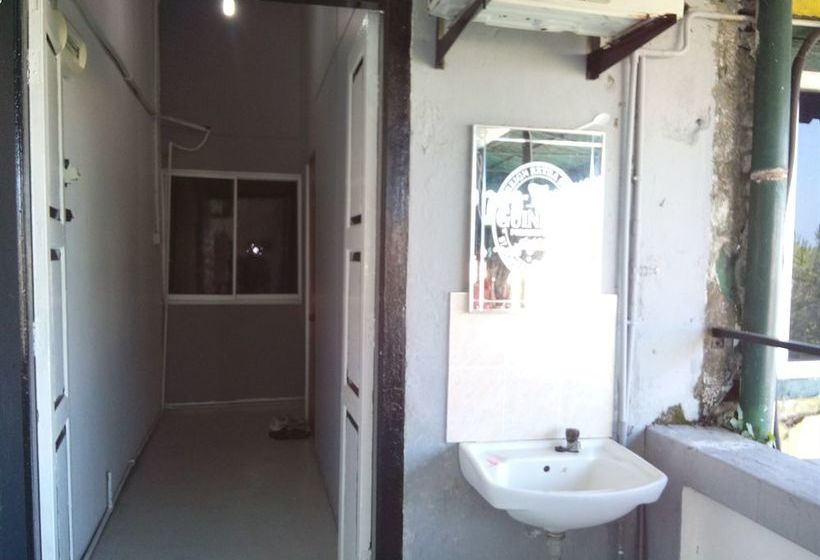 Alberg Discovery Cafe And Guesthouse