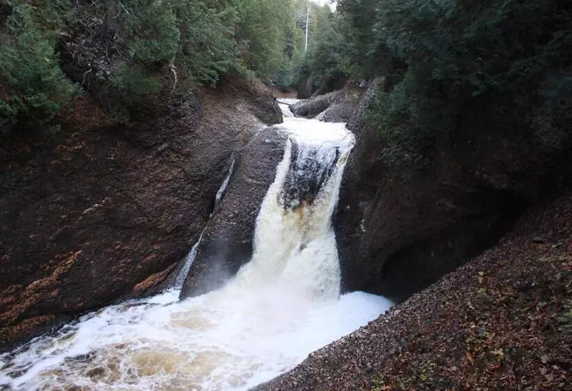 هتل North Ironwood Acres Black River Lodge