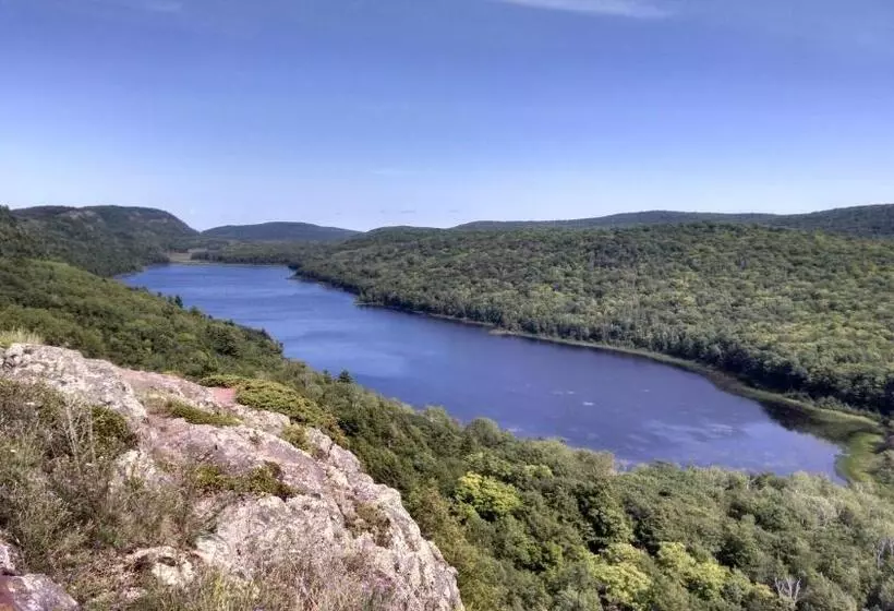 هتل North Ironwood Acres Black River Lodge