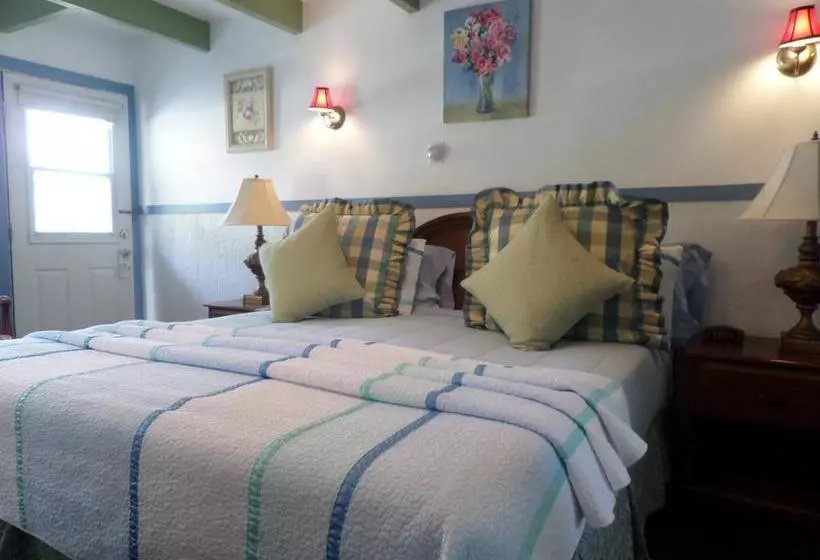 Claddagh Motel & Suites