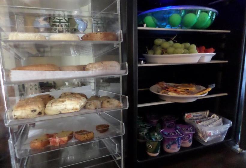 Claddagh Motel & Suites