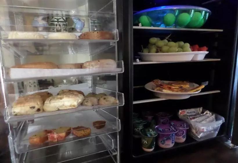 Claddagh Motel & Suites