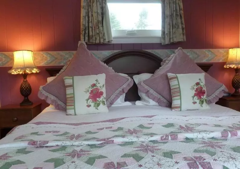 Claddagh Motel & Suites