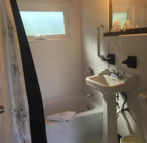 Claddagh Motel & Suites