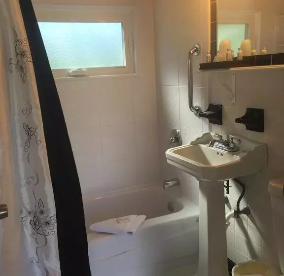 Claddagh Motel & Suites